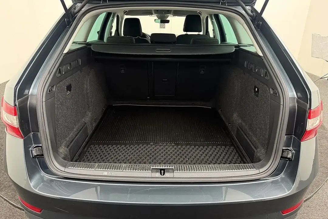 Skoda Superb Combi - Thumbnail 12