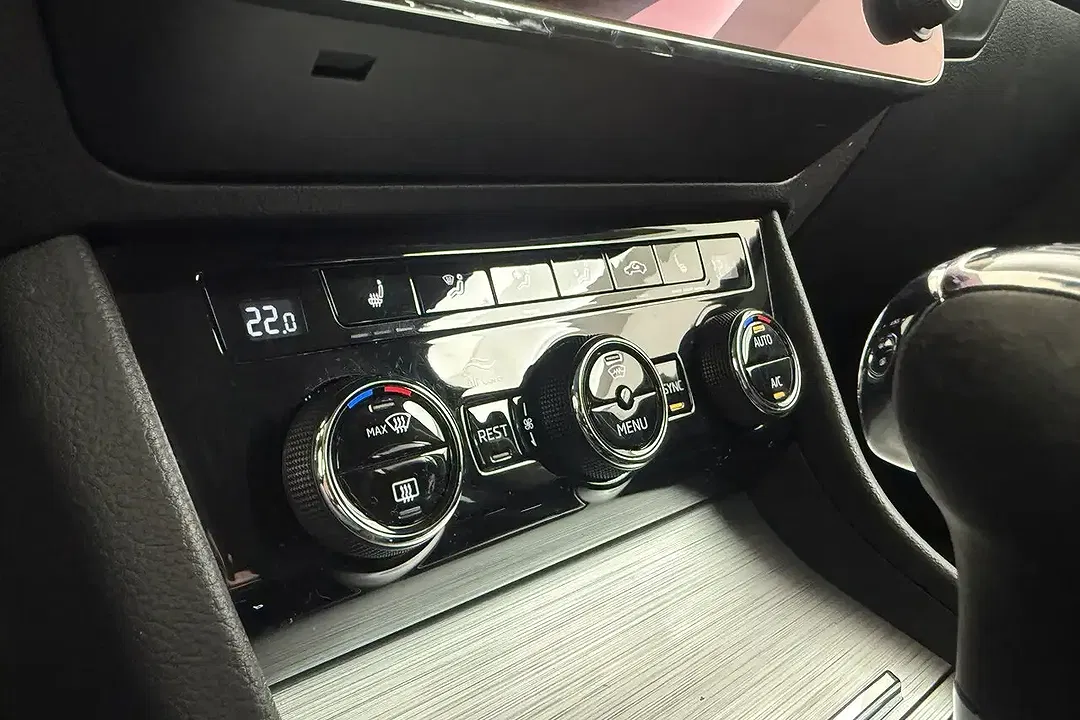 Skoda Superb Combi - Thumbnail 23