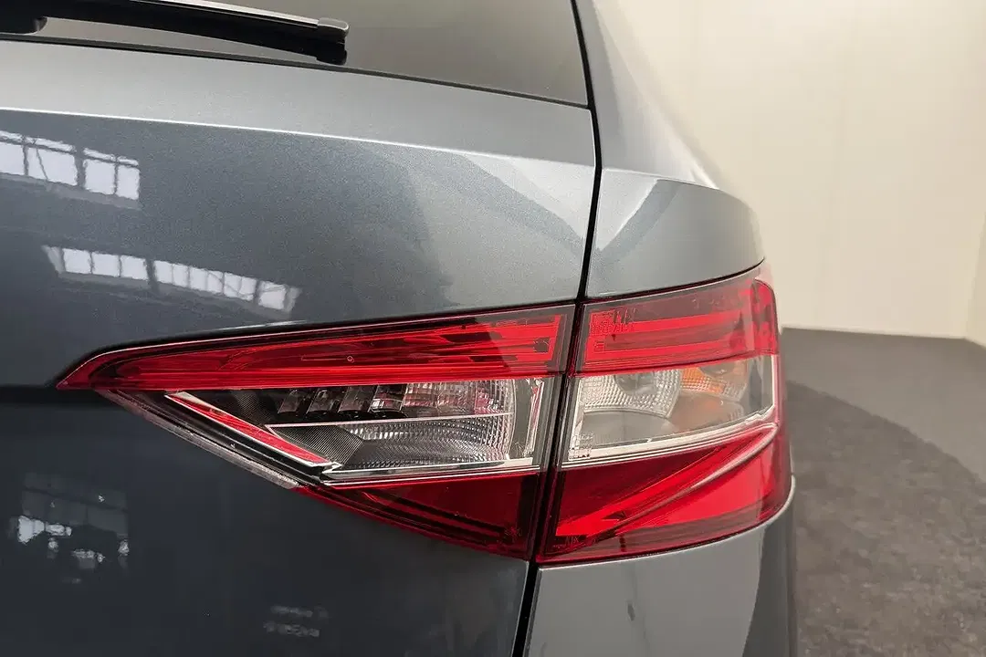 Skoda Superb Combi - Thumbnail 37