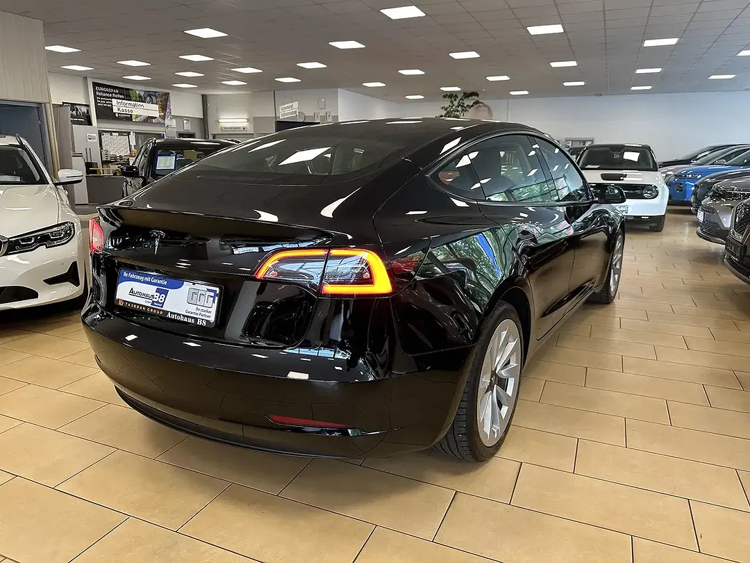 Tesla Model 3 RWD - Thumbnail 5