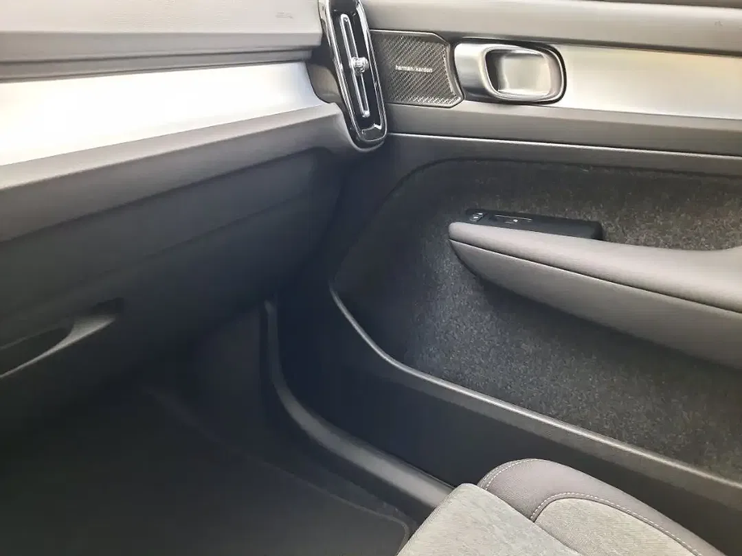 Volvo XC40 B3 MHEV Plus Dark - Thumbnail 14
