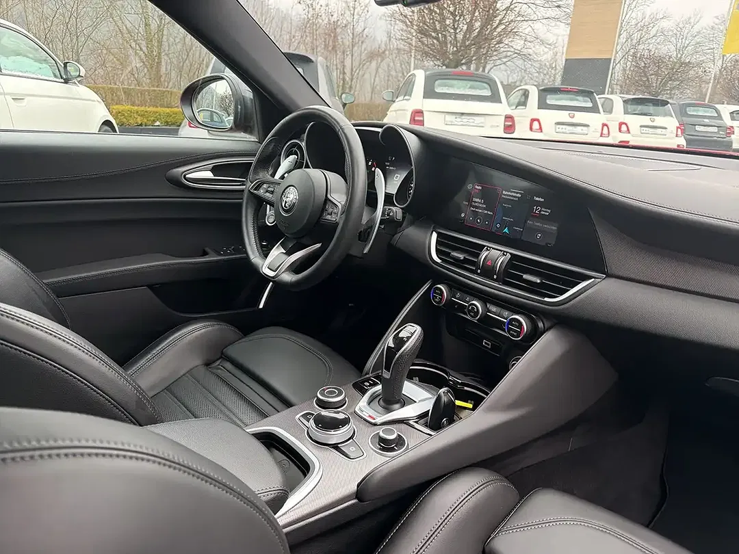 Alfa Romeo Giulia Q4 Veloce - Thumbnail 11