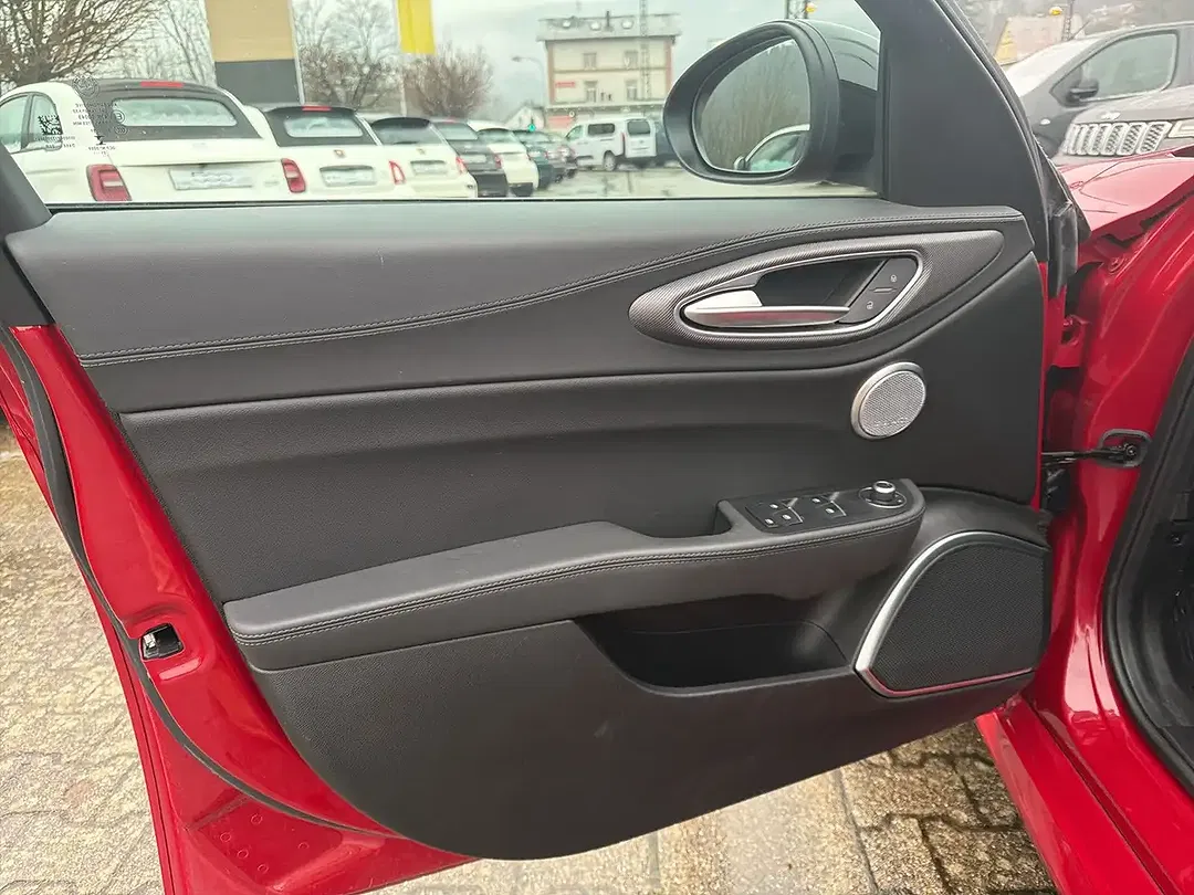 Alfa Romeo Giulia Q4 Veloce - Thumbnail 4