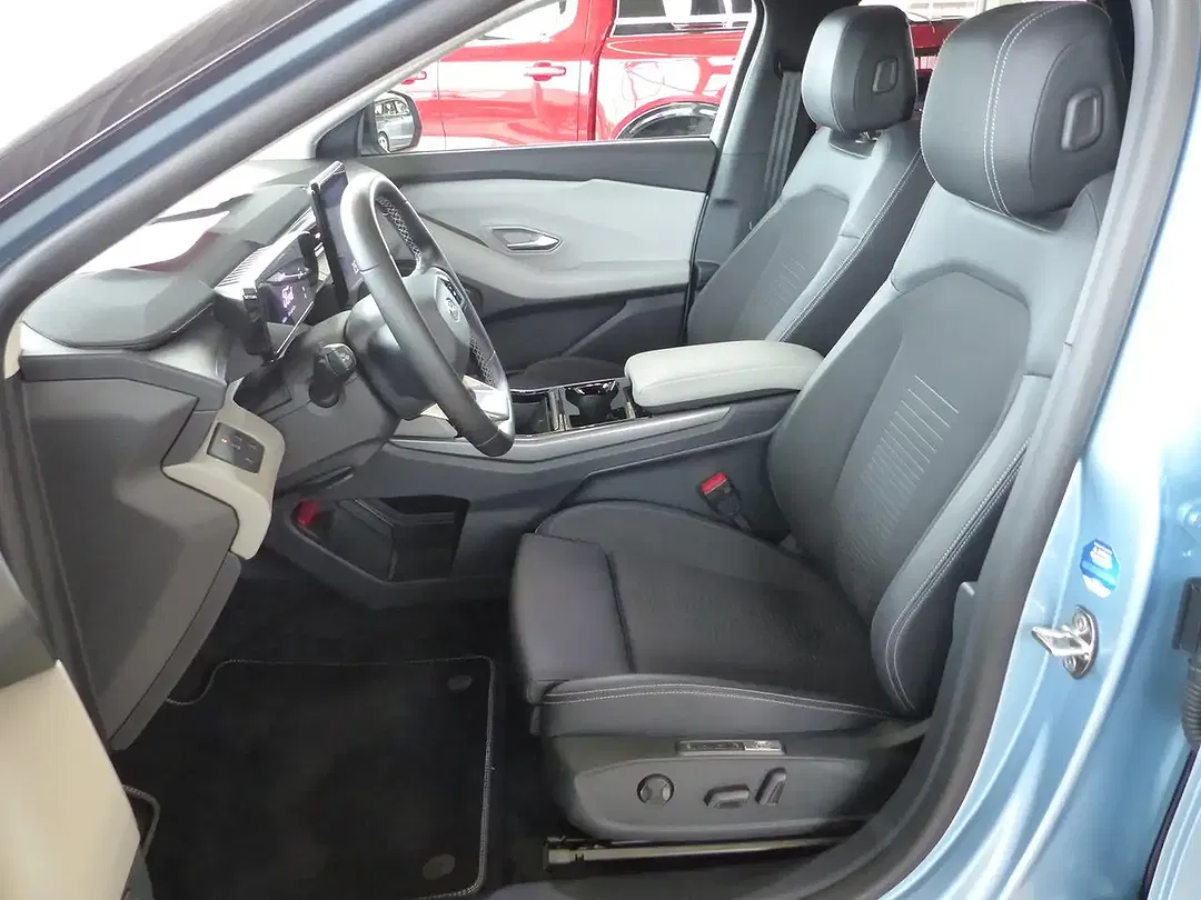 Ford Explorer - Thumbnail 6