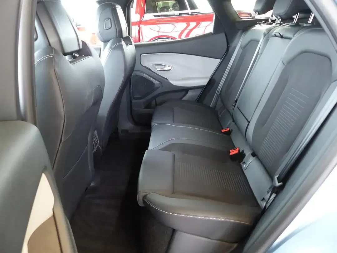 Ford Explorer - Thumbnail 7