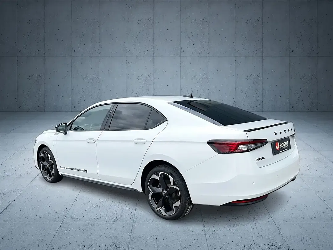 Skoda Superb Sportline Suite - Thumbnail 3