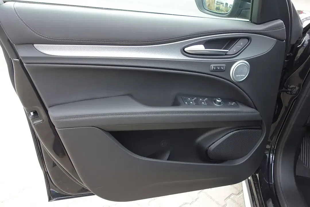Alfa Romeo Stelvio Q4 Veloce - Thumbnail 8