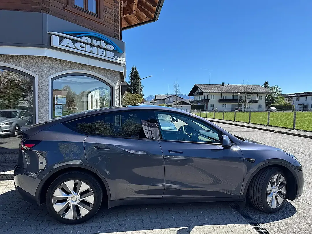 Tesla Model Y AWD Long Range - Thumbnail 5