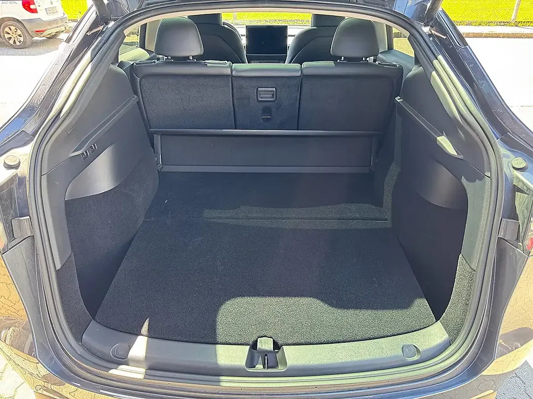 Tesla Model Y AWD Long Range - Thumbnail 9