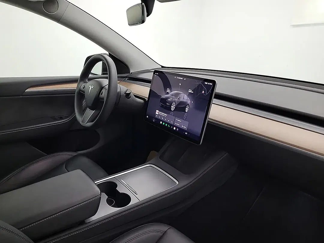 Tesla Model Y AWD Long Range - Thumbnail 10