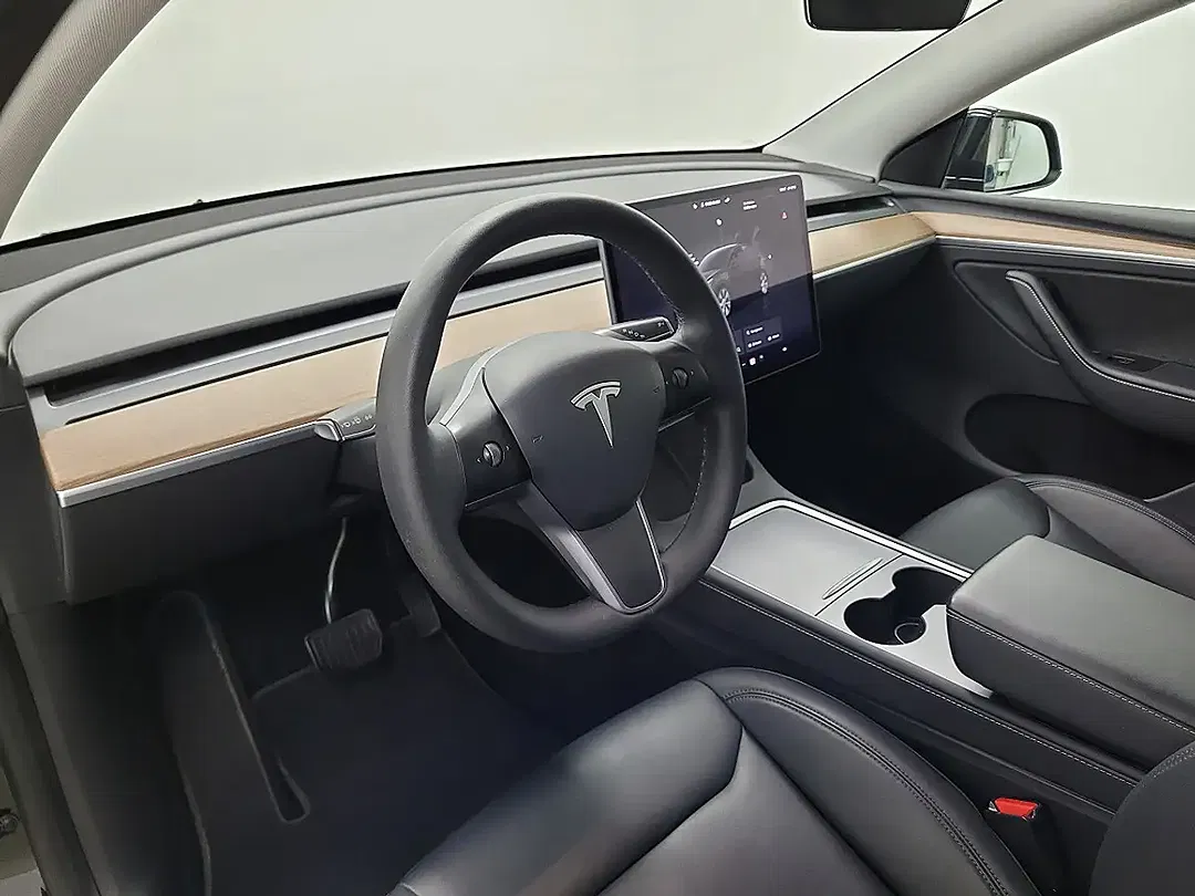 Tesla Model Y AWD Long Range - Thumbnail 14