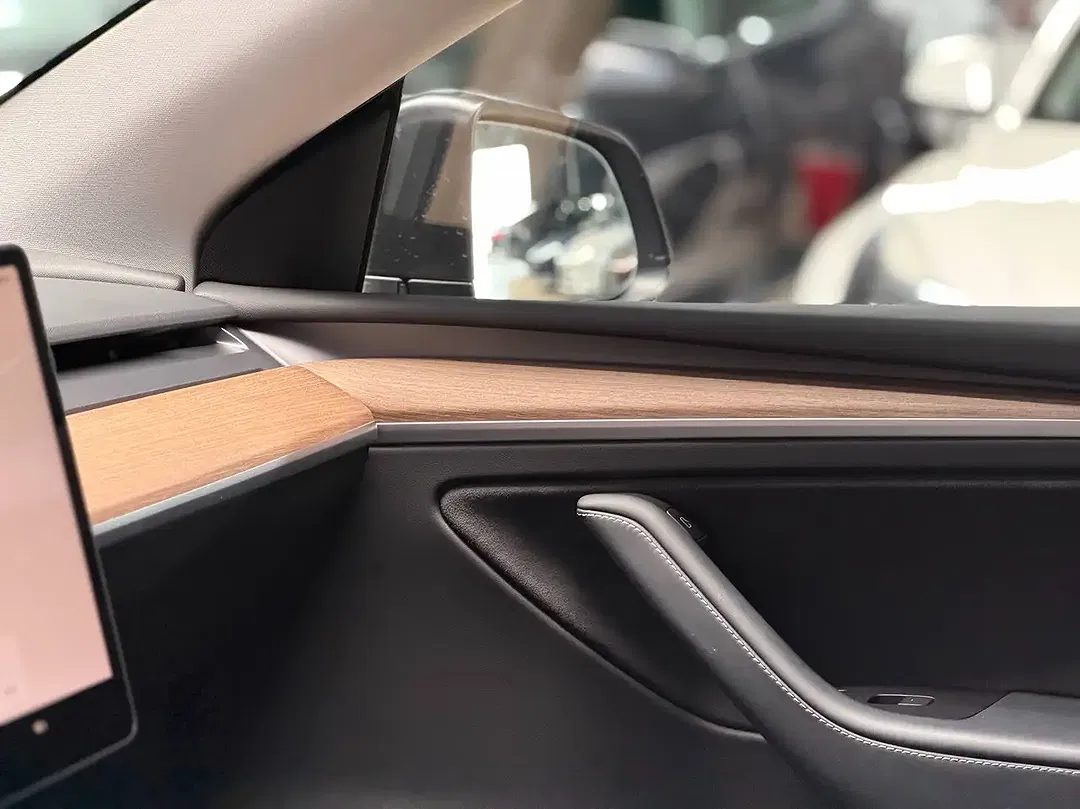 Tesla Model Y AWD Long Range Premium - Thumbnail 11