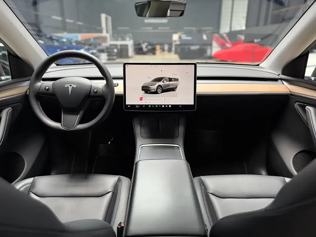 Tesla Model Y AWD Long Range Premium - Thumbnail 14