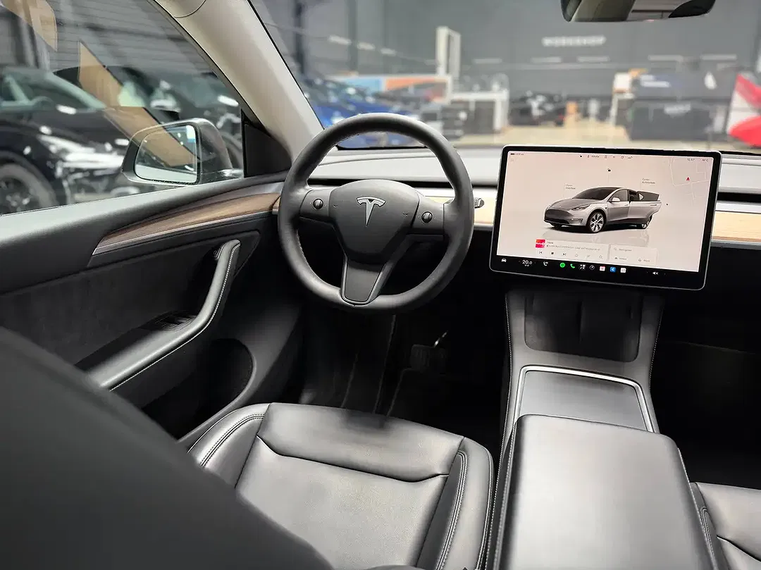 Tesla Model Y AWD Long Range Premium - Thumbnail 15