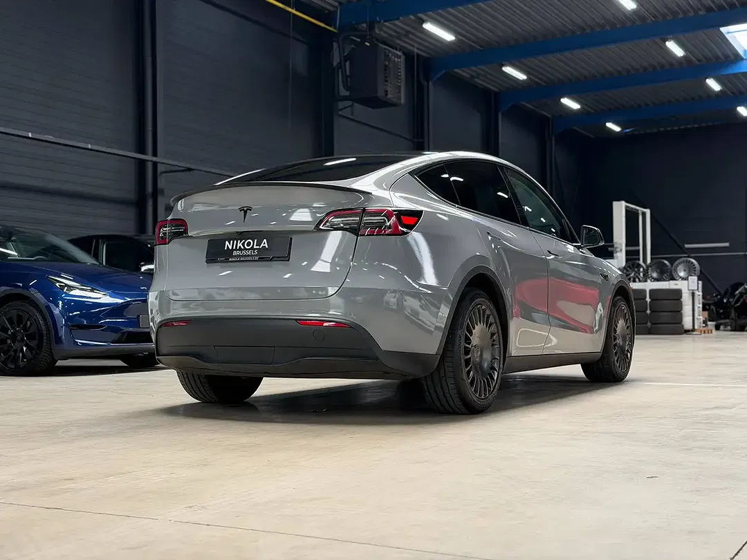 Tesla Model Y AWD Long Range Premium - Thumbnail 4