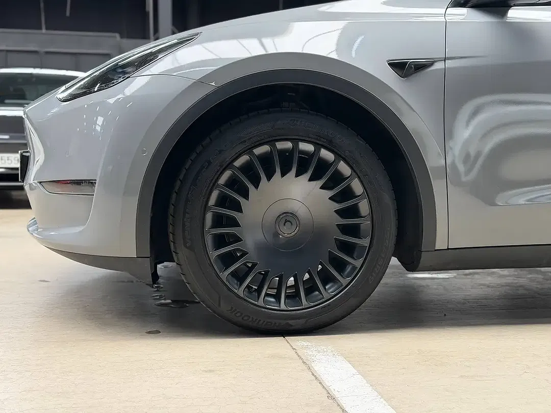 Tesla Model Y AWD Long Range Premium - Thumbnail 8