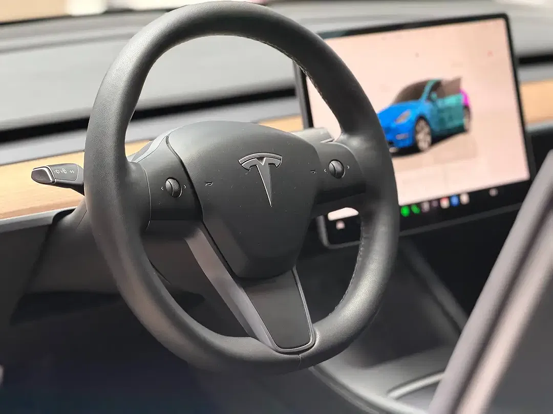 Tesla Model Y AWD Long Range Premium - Thumbnail 9