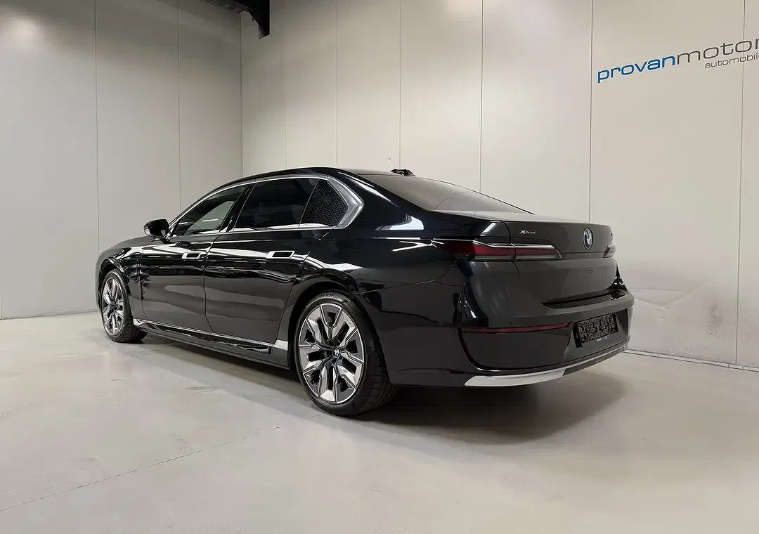 BMW 750 Hybrid xDrive Executive Lounge - Thumbnail 6