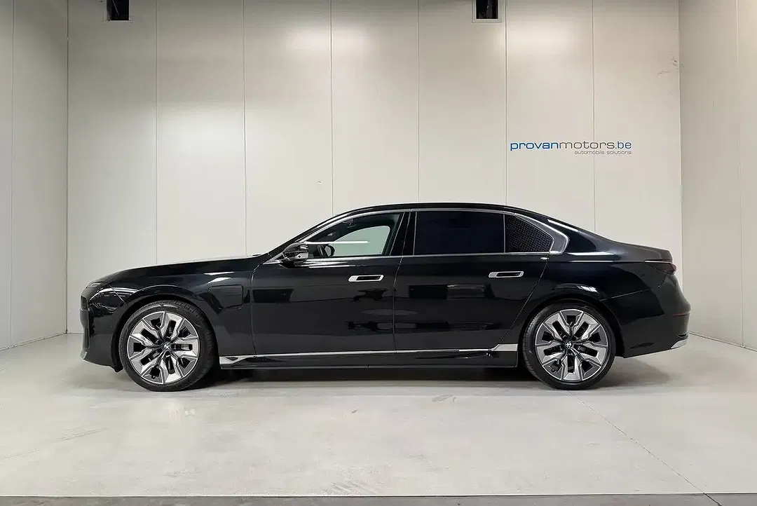 BMW 750 Hybrid xDrive Executive Lounge - Thumbnail 8