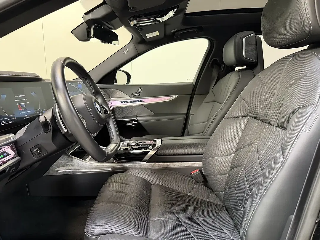 BMW 750 Hybrid xDrive Executive Lounge - Thumbnail 9
