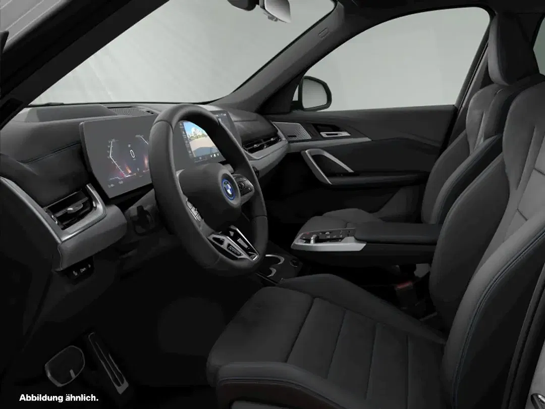 BMW iX1 xDrive M - Thumbnail 3