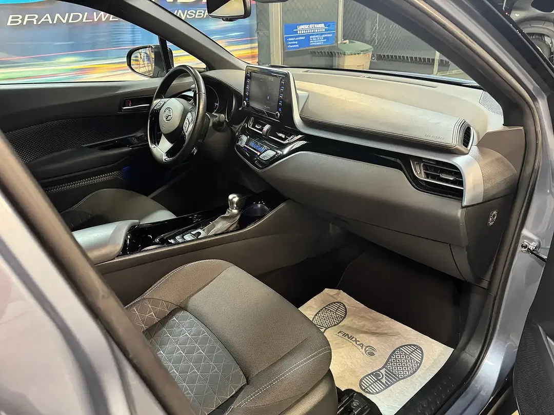 Toyota C-HR Hybrid - Thumbnail 11