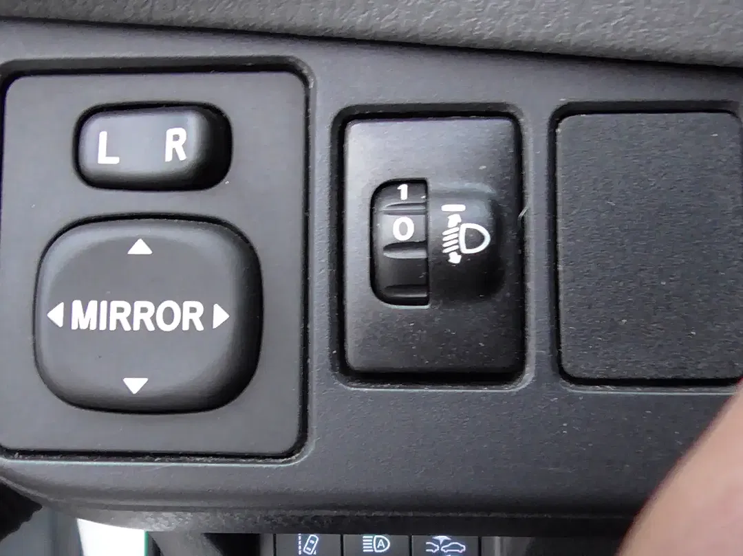 Toyota Yaris - Thumbnail 11