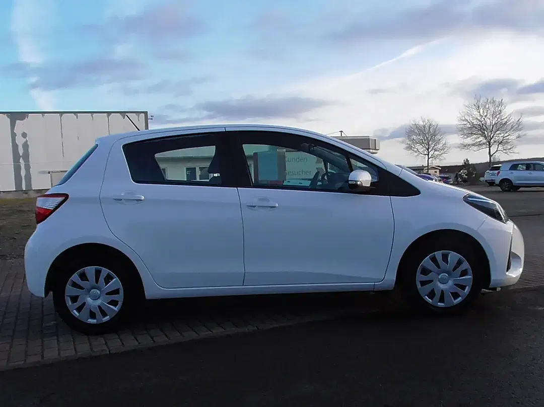 Toyota Yaris - Thumbnail 6