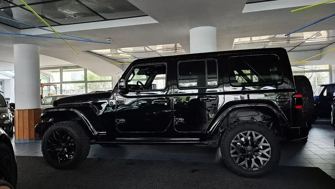Jeep Wrangler Unlimited Sahara - Thumbnail 10