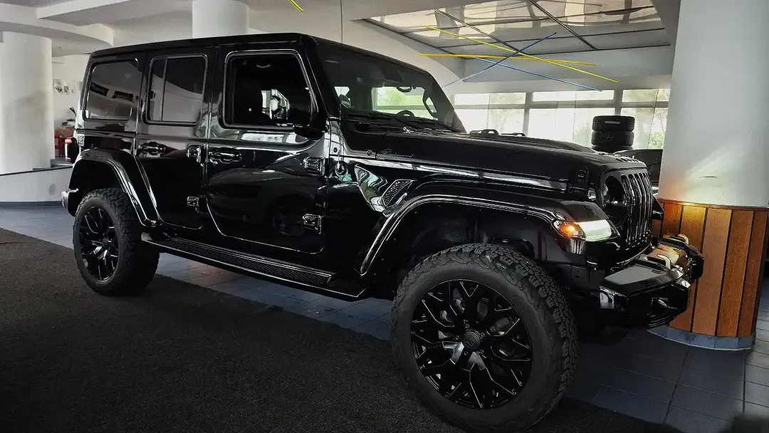 Jeep Wrangler Unlimited Sahara - Thumbnail 4