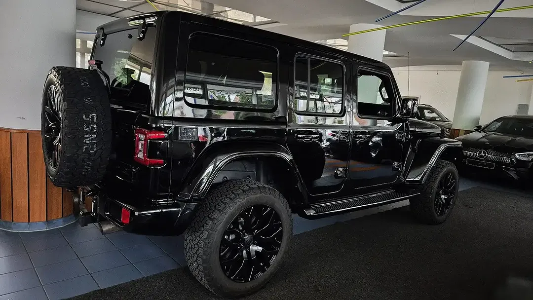 Jeep Wrangler Unlimited Sahara - Thumbnail 6