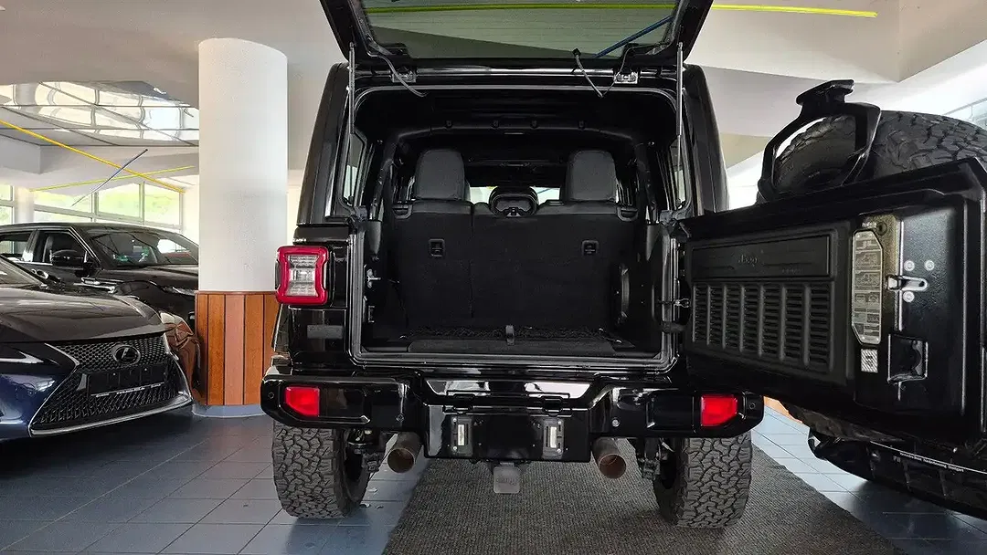 Jeep Wrangler Unlimited Sahara - Thumbnail 8