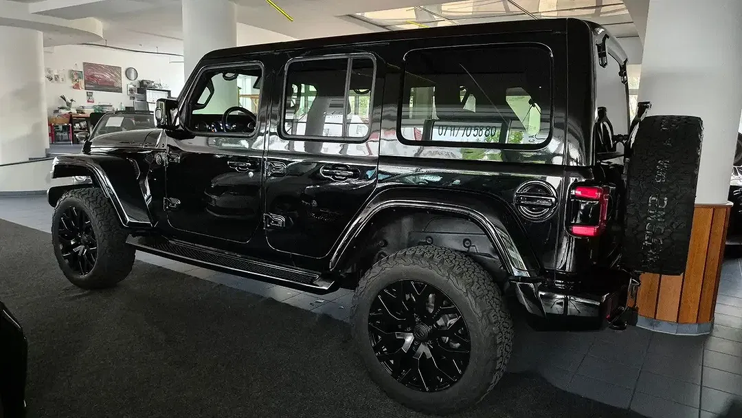 Jeep Wrangler Unlimited Sahara - Thumbnail 9