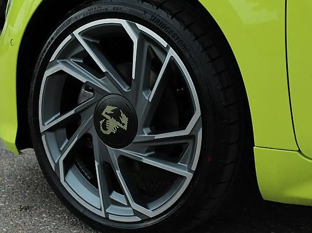 Abarth 500e Scorpionissima - Thumbnail 10