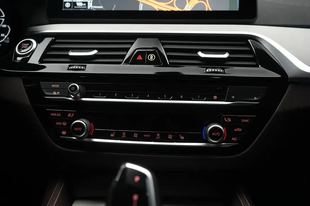BMW 530 Touring Luxury Line - Thumbnail 36