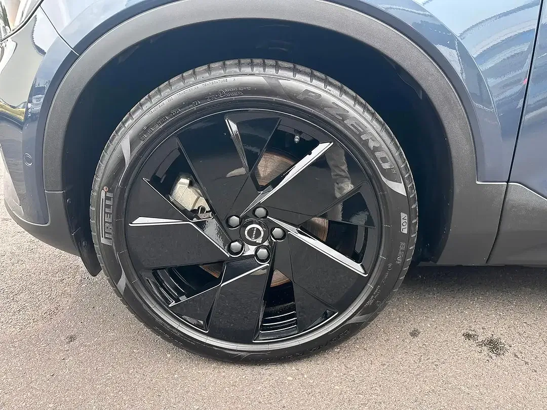 Volvo EX40 Ultra Black Edition - Thumbnail 13