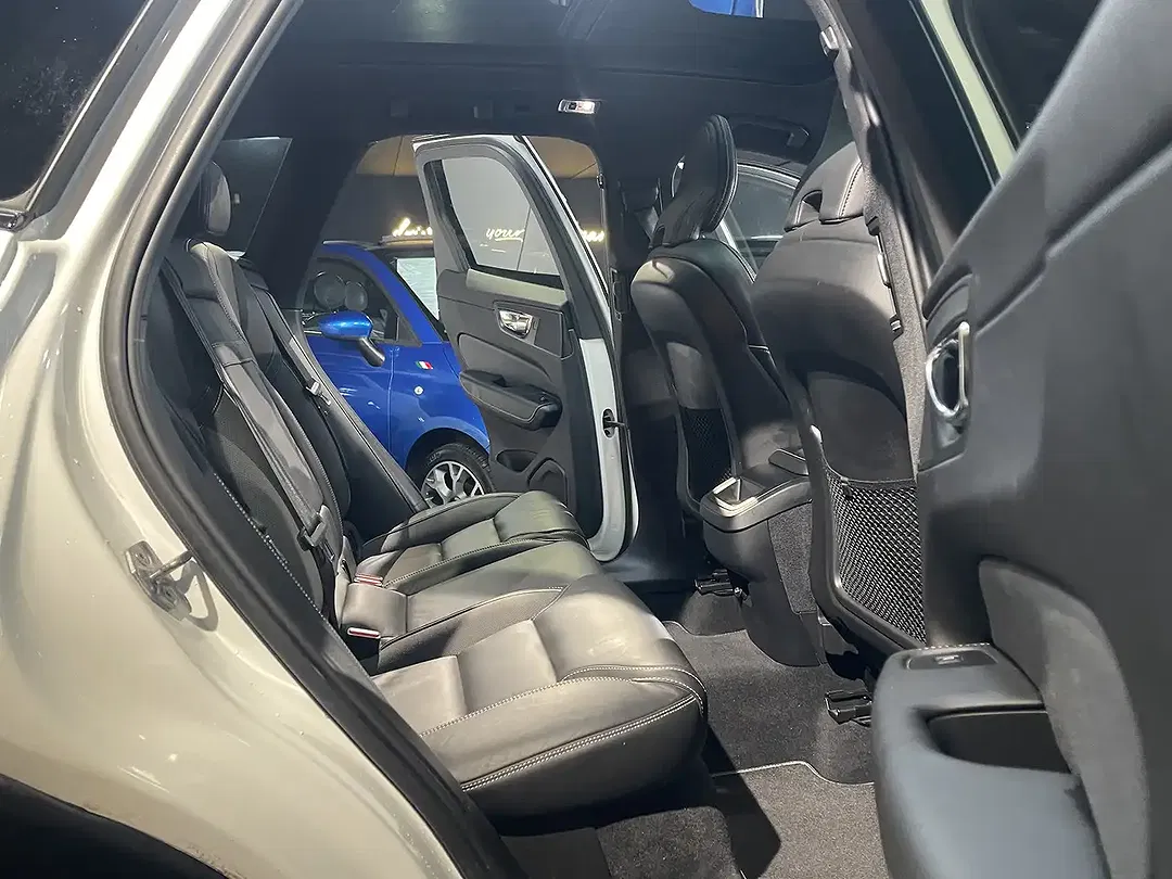 Volvo XC60 D4 2.0 R-Design - Thumbnail 5