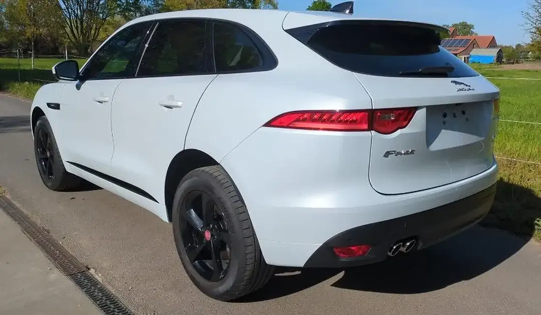 Jaguar F-Pace 2.0 4x4 R-Sport - Thumbnail 3