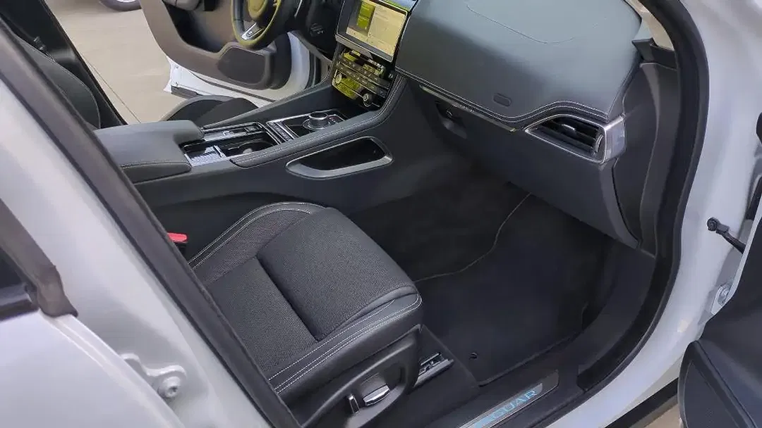 Jaguar F-Pace 2.0 4x4 R-Sport - Thumbnail 8