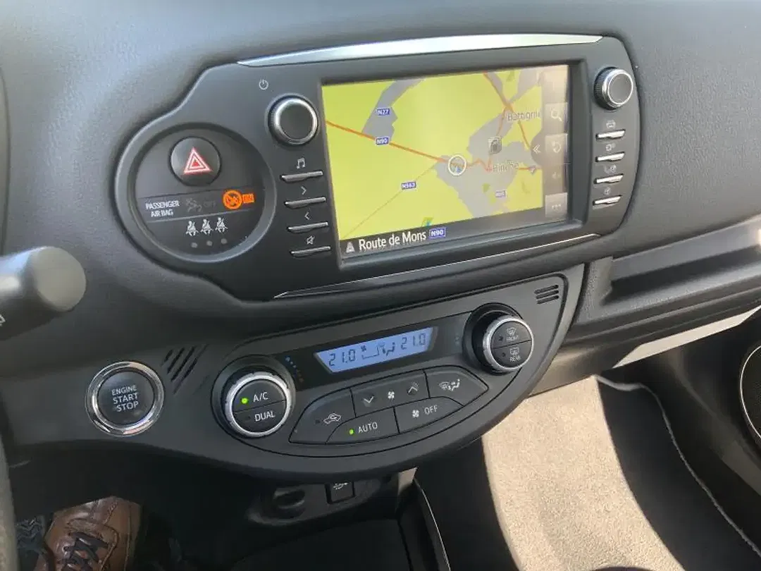 Toyota Yaris - Thumbnail 11