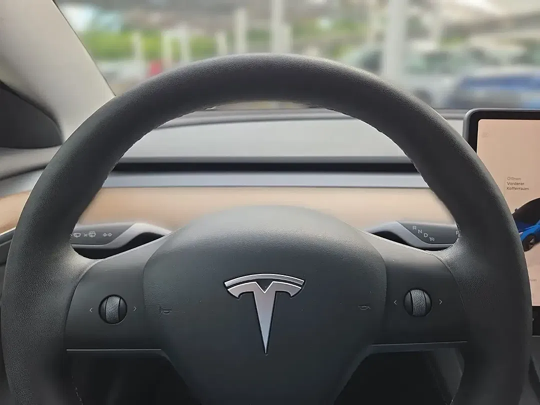 Tesla Model 3 RWD - Thumbnail 8