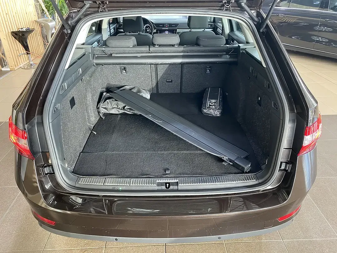 Skoda Superb iV Ambition - Thumbnail 6