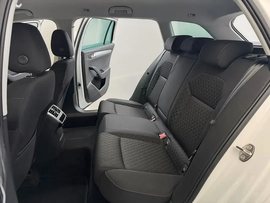 Skoda Superb iV Combi Ambition - Thumbnail 12