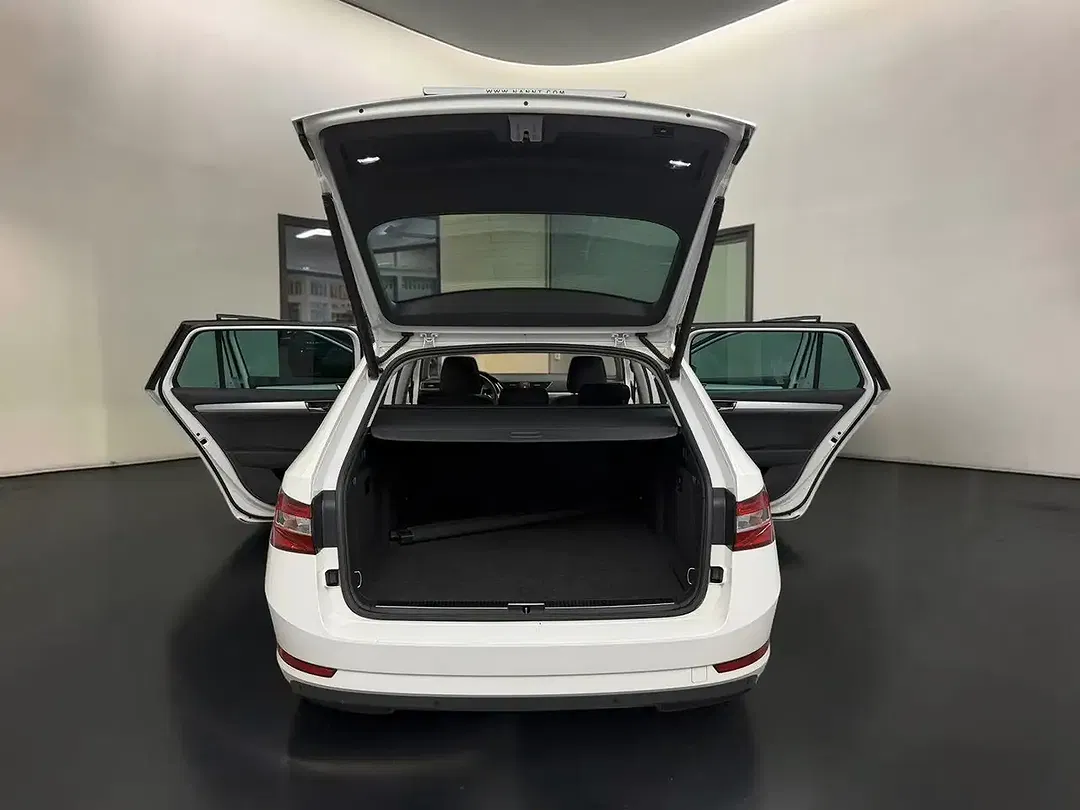 Skoda Superb iV Combi Ambition - Thumbnail 14