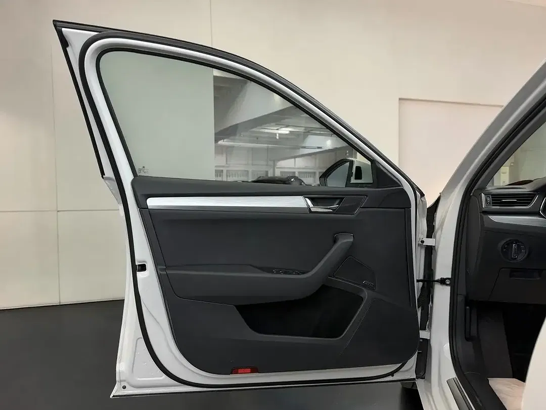 Skoda Superb iV Combi Ambition - Thumbnail 7