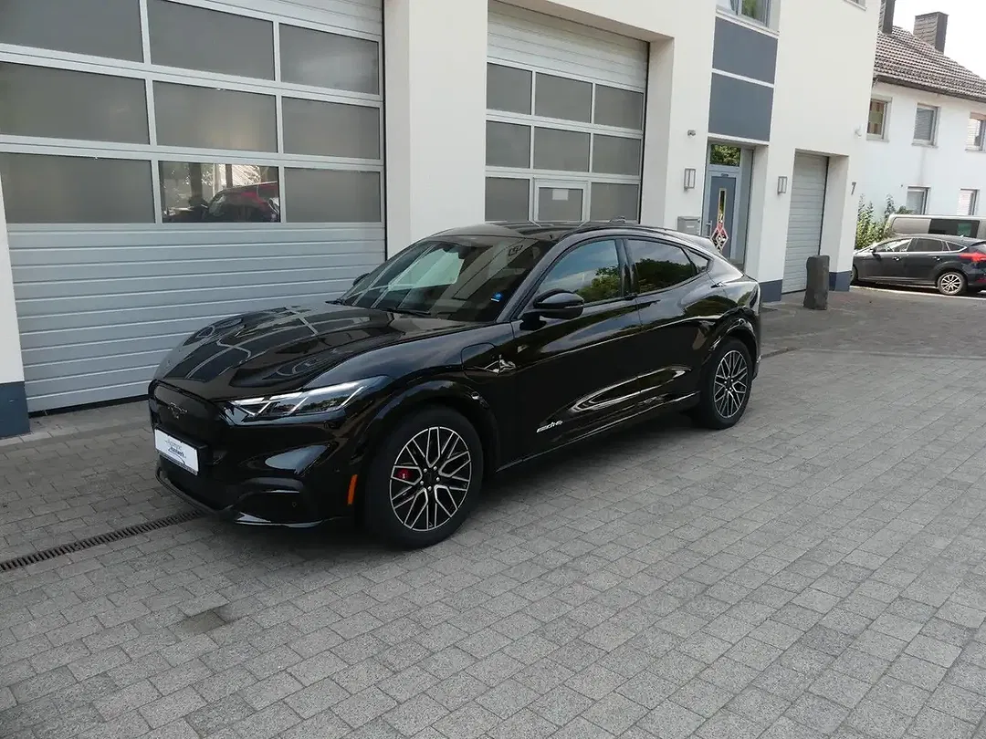 Ford Mustang Mach-E 4x4 - foto 1