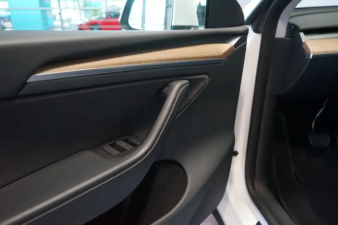 Tesla Model Y AWD Dual Motor Long Range - Thumbnail 10