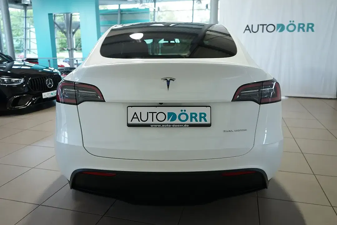 Tesla Model Y AWD Dual Motor Long Range - Thumbnail 4