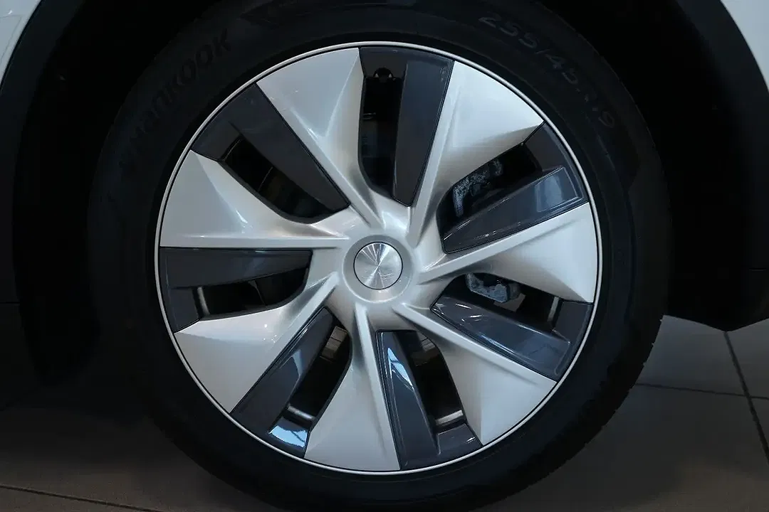 Tesla Model Y AWD Dual Motor Long Range - Thumbnail 8