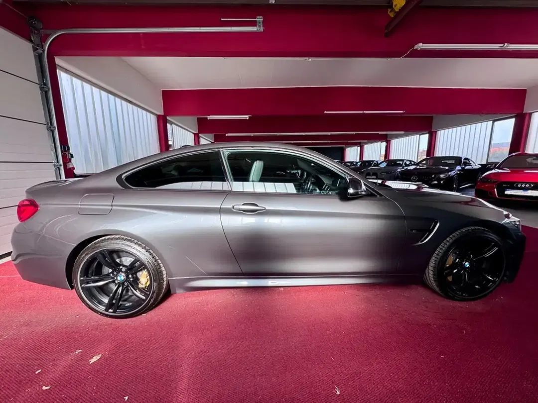 BMW M4 Coupe - Thumbnail 3
